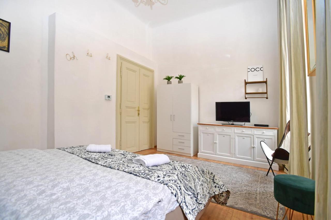 Lovely Little Cosy Apt In Prag Exteriör bild